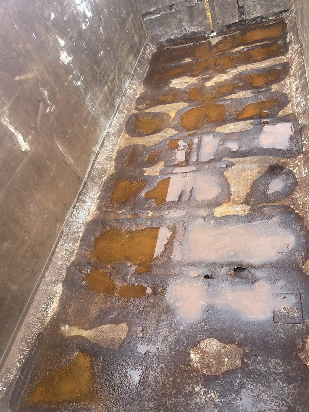 diverse gebruikte afzetcontainers