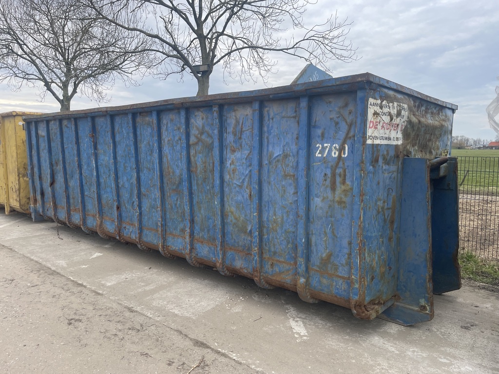 diverse gebruikte afzetcontainers