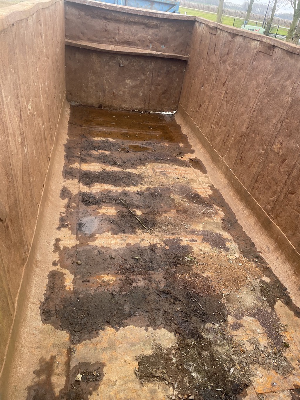 diverse gebruikte afzetcontainers