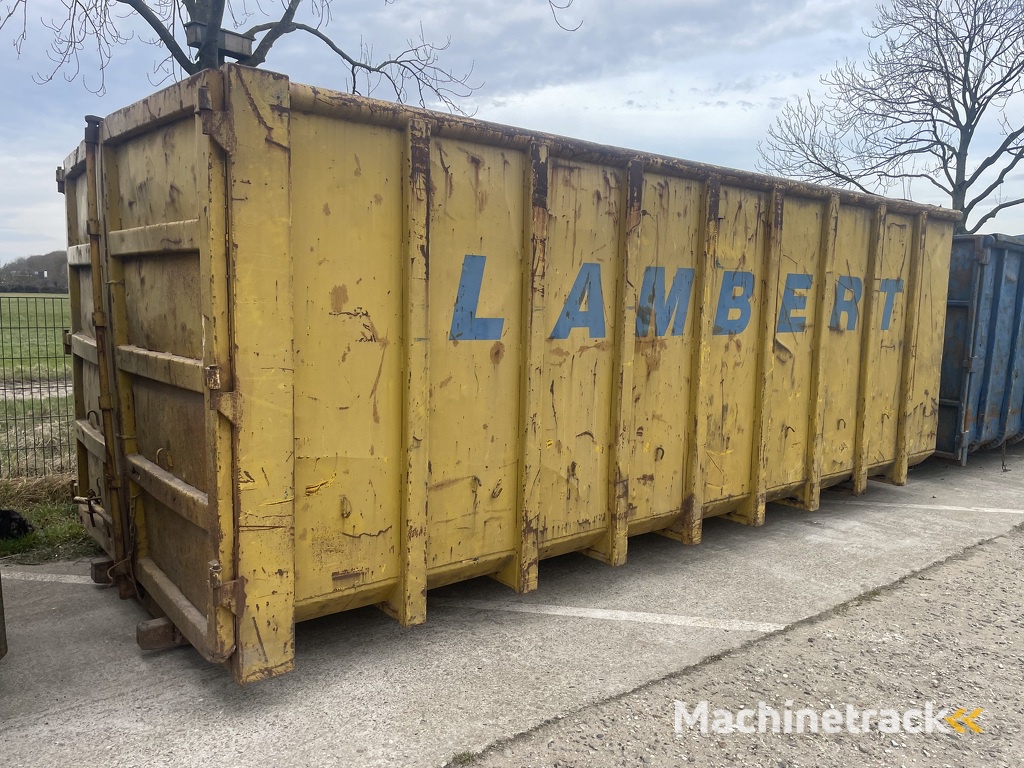 diverse gebruikte afzetcontainers