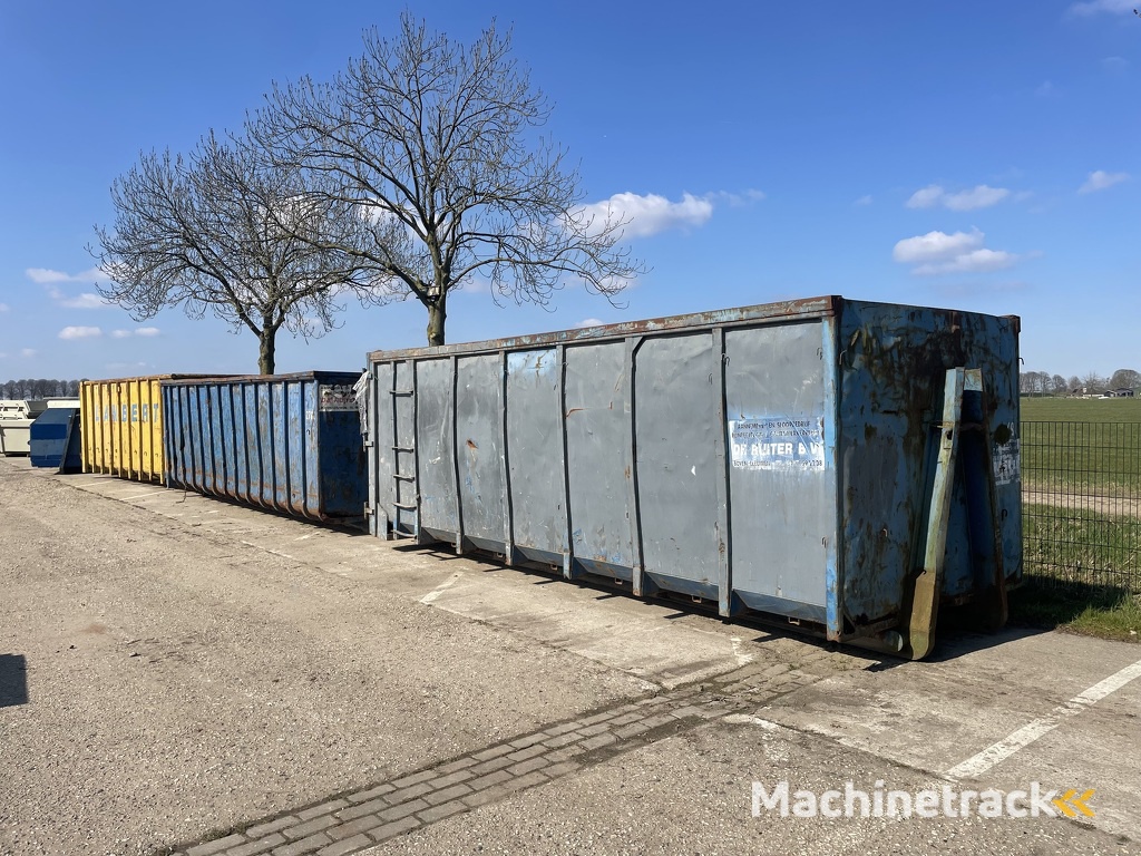 diverse gebruikte afzetcontainers