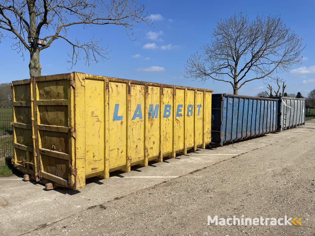 diverse gebruikte afzetcontainers