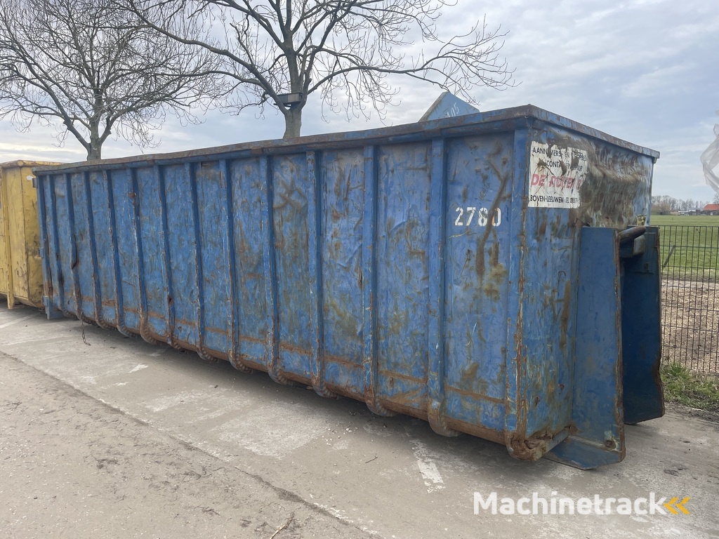 diverse gebruikte afzetcontainers
