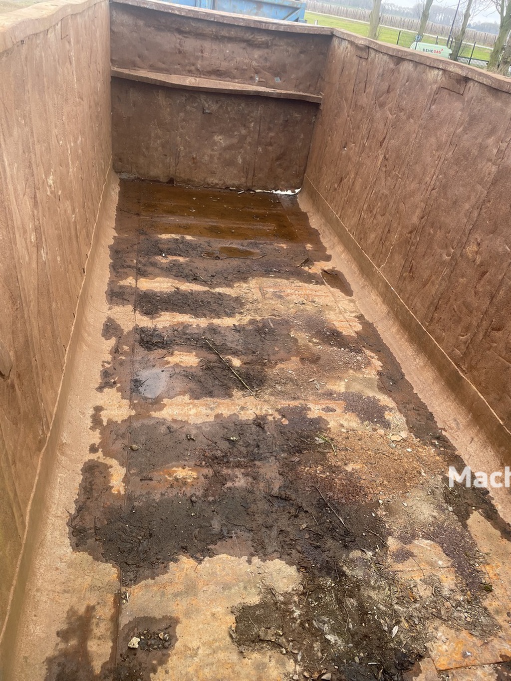 diverse gebruikte afzetcontainers