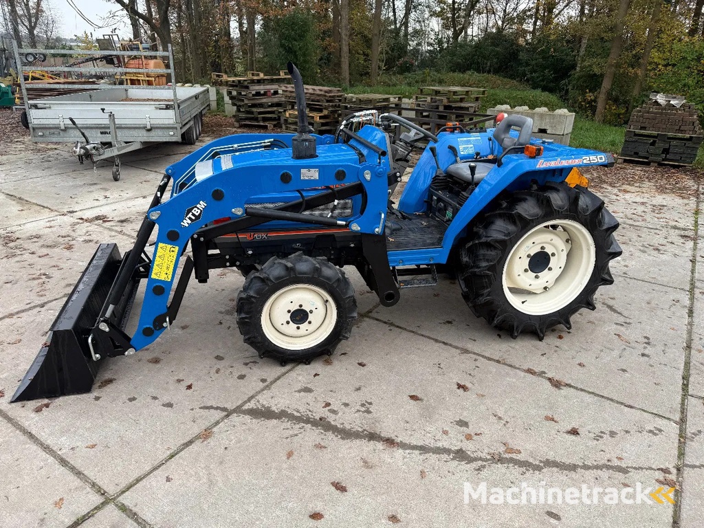 Iseki TA250 met voorlader