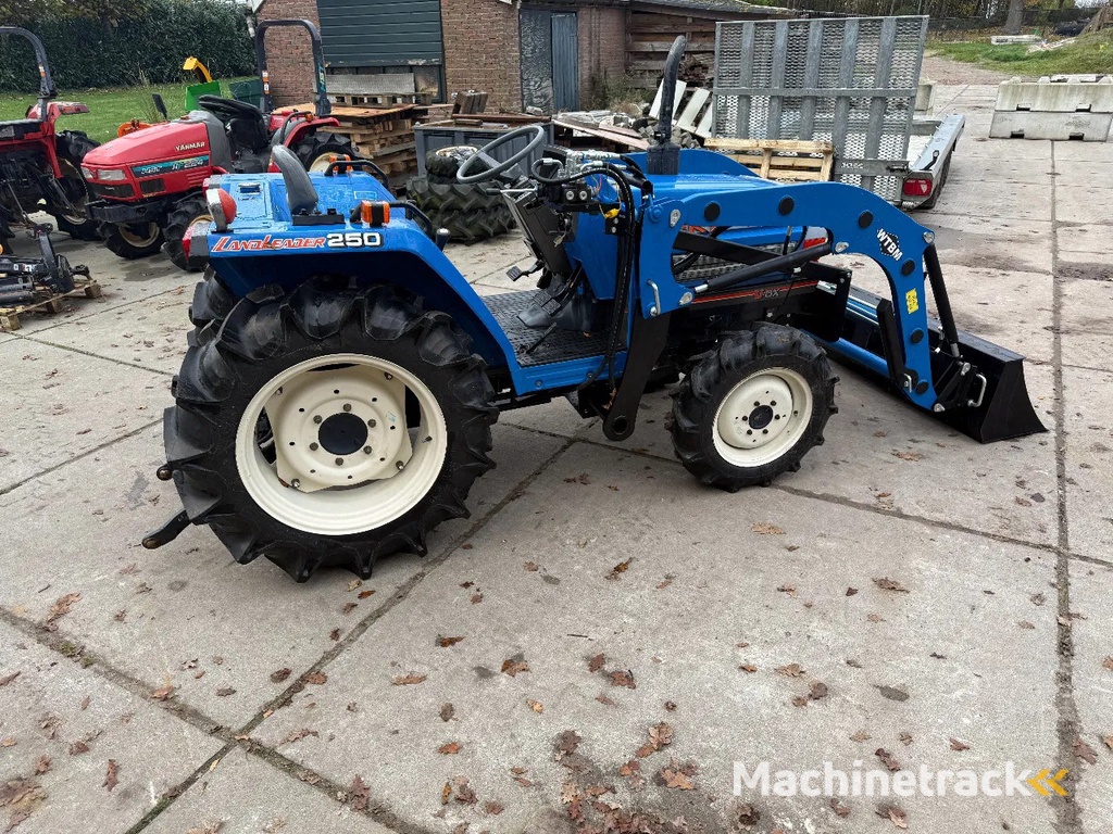 Iseki TA250 met voorlader