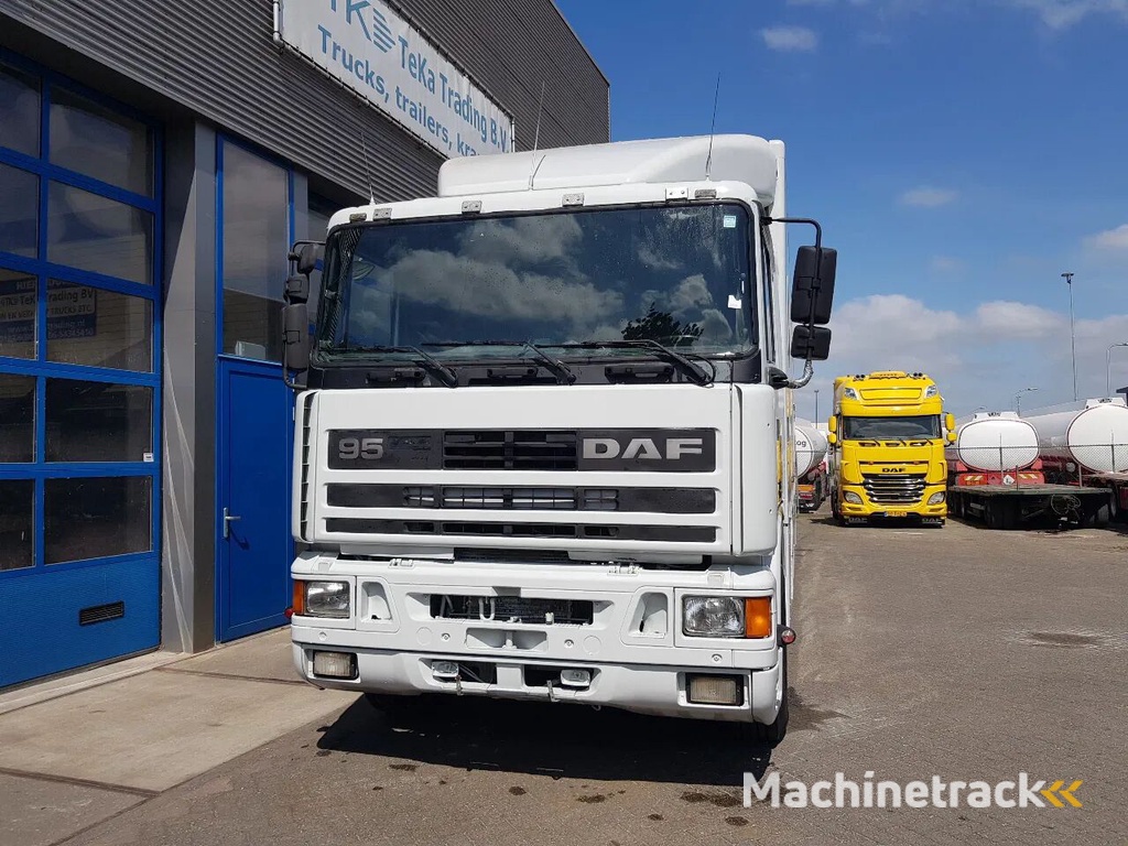 DAF 95.350 Paardenwagen met zitverblijf 7 paarden 7 horses horse truck