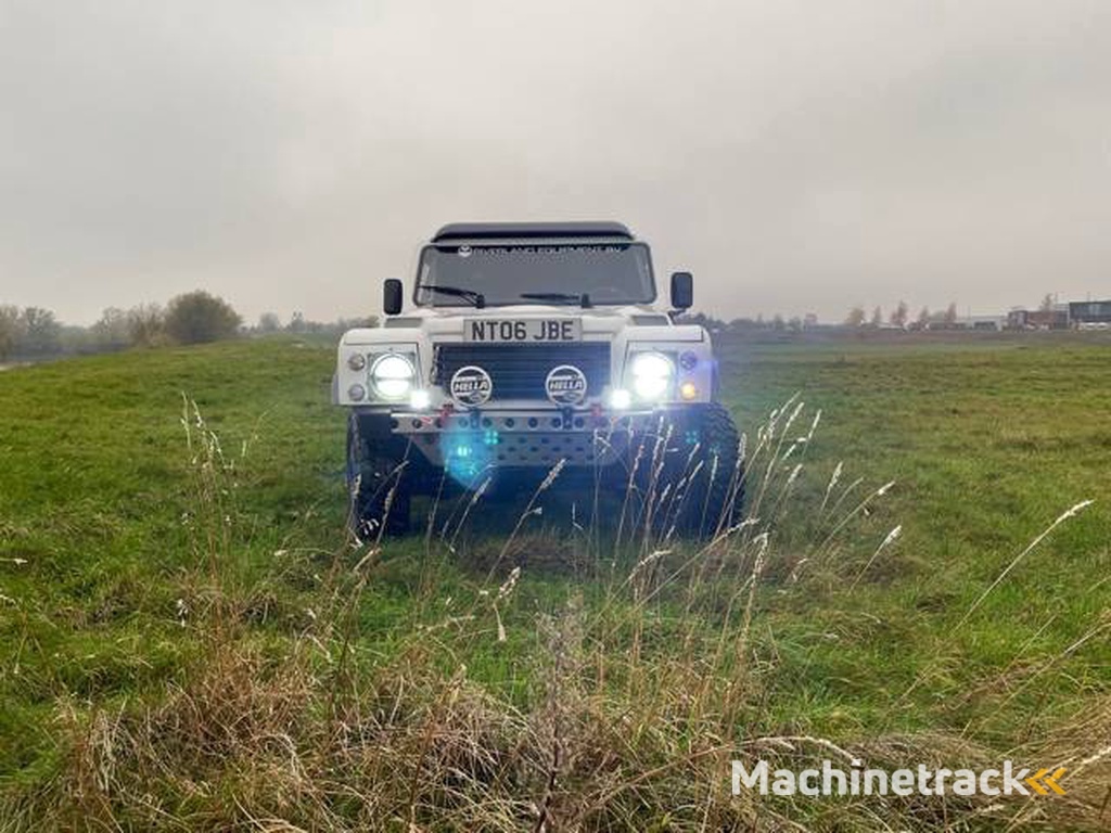 Land Rover Bowler Wild Cat Dakar with FIA gold pasport