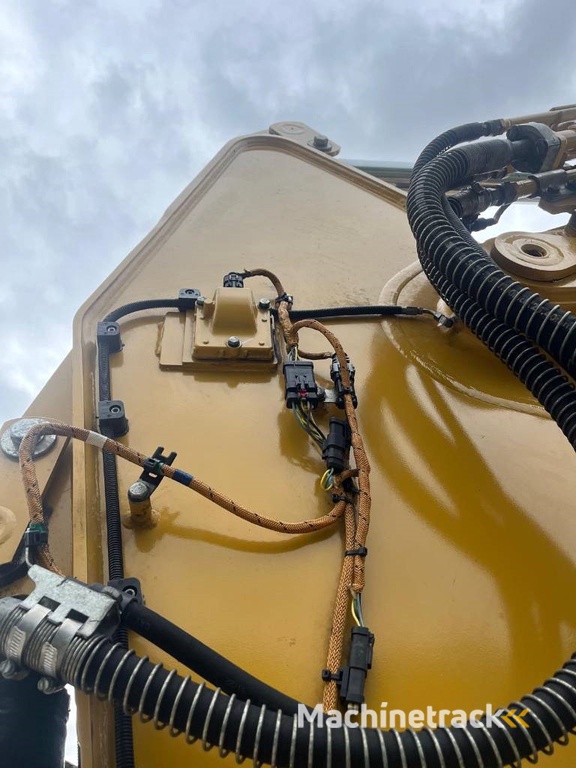 CAT 325 with dozerblade 1085 hours CE EPA made Japan