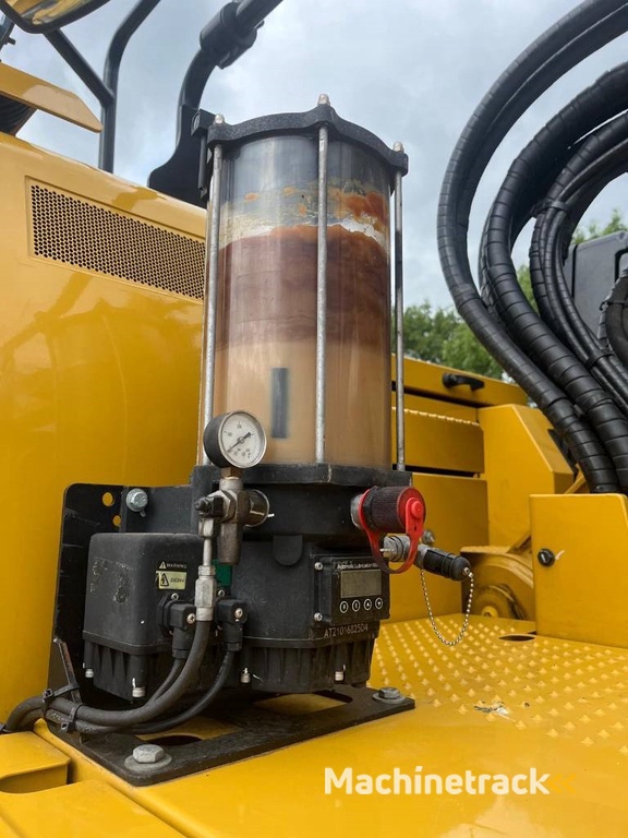 CAT 325 with dozerblade 1085 hours CE EPA made Japan