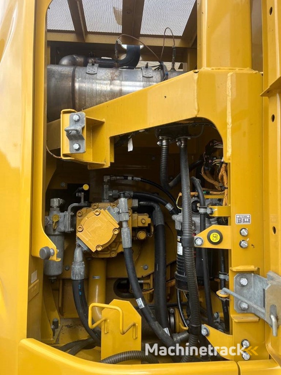 CAT 325 with dozerblade 1085 hours CE EPA made Japan