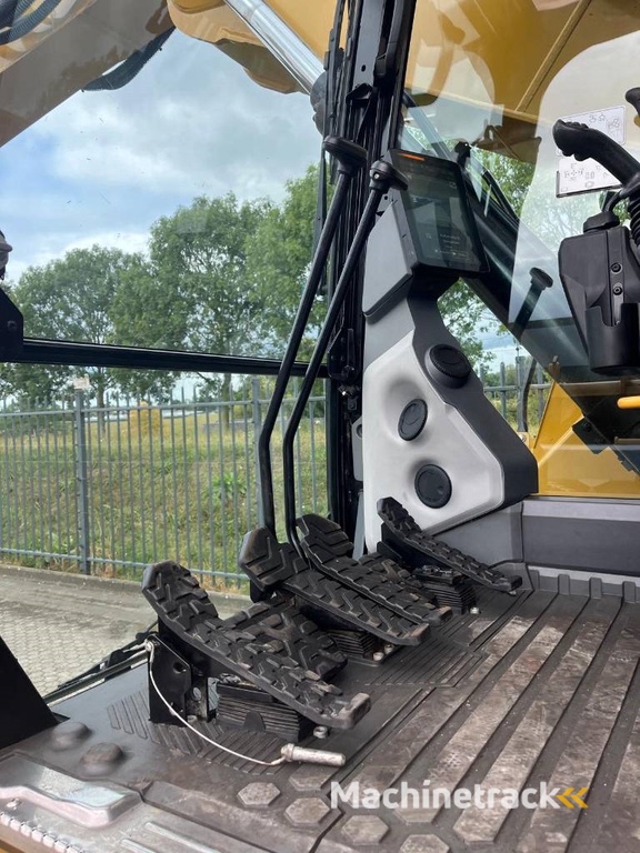 CAT 325 with dozerblade 1085 hours CE EPA made Japan