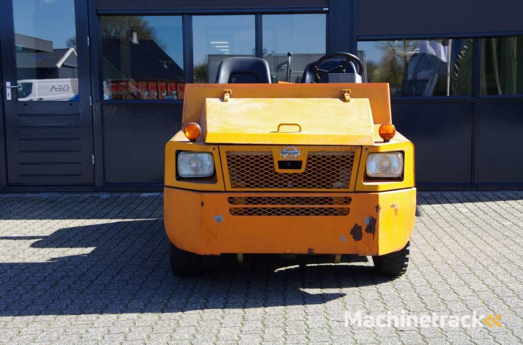 Nissan FV02 pushback truck