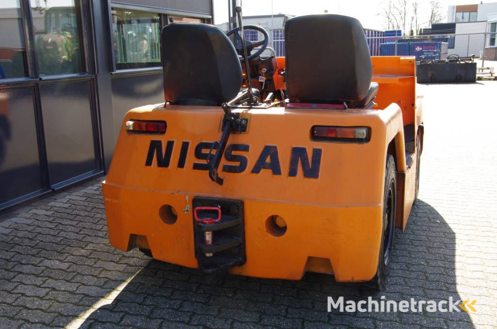 Nissan FV02 pushback truck