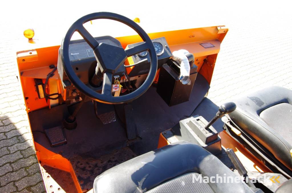 Nissan FV02 pushback truck