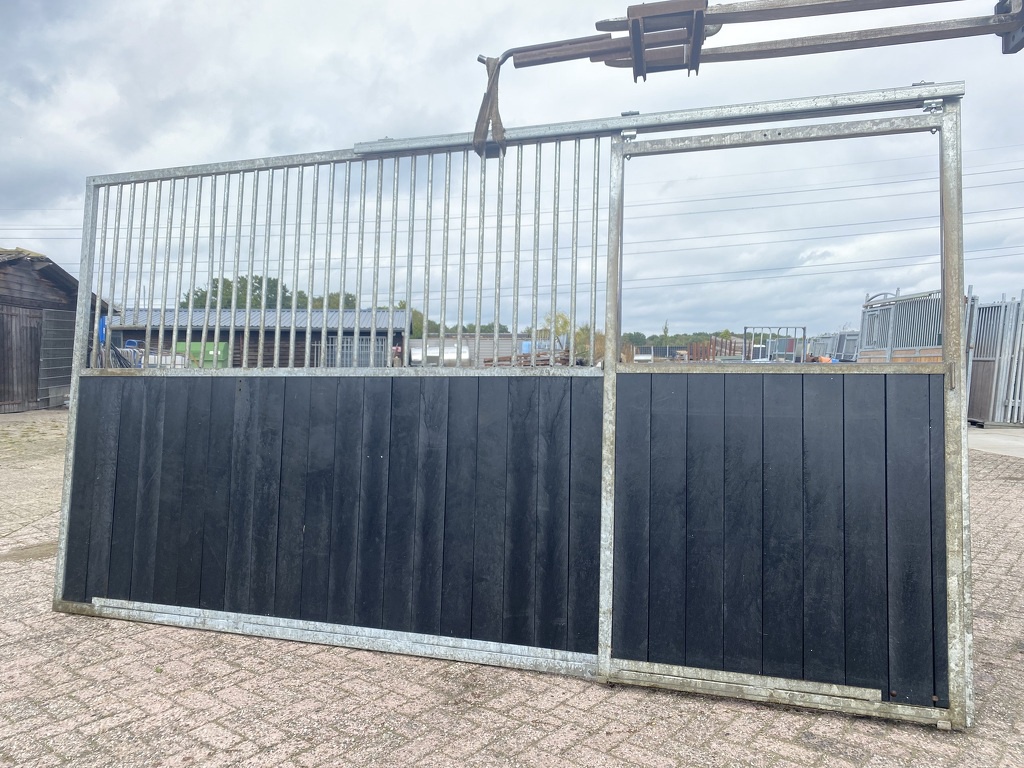 paardenboxen 1 x 5 meter 2 x 4 meter breed.