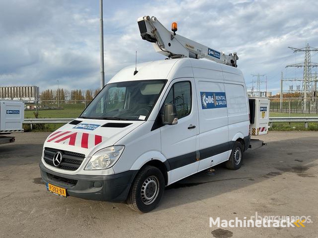 Mercedes-Benz P130V Articulated Boom on  Mercedes-Benz 4x2 Boom