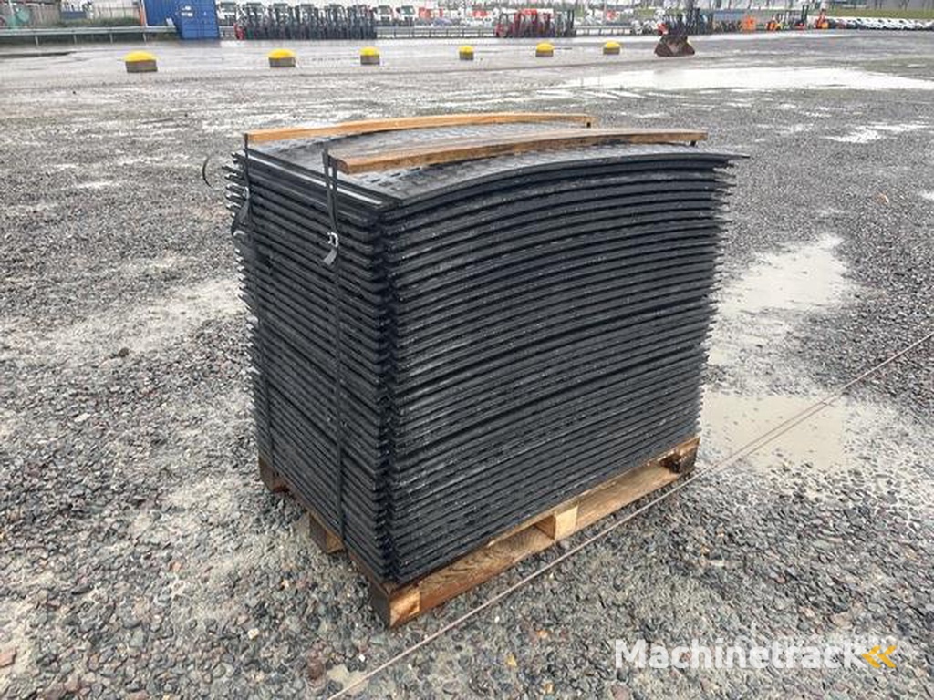 Quantity of (35) Connectable Road Plates Details (