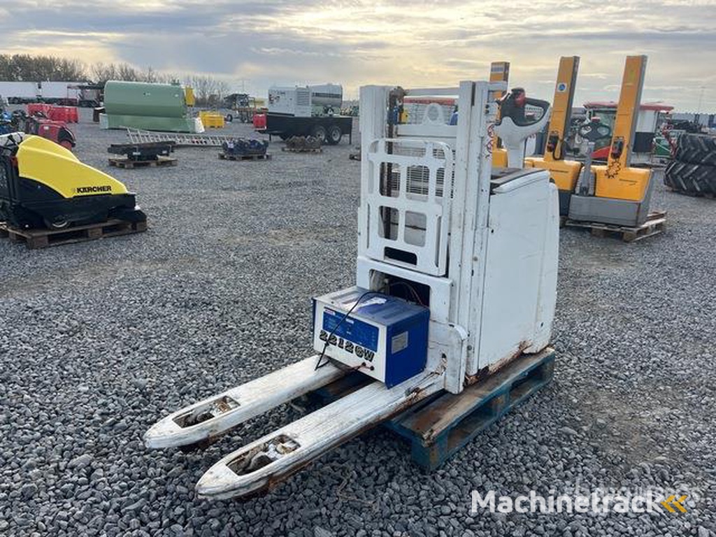 Fenwick-Linde D10 1200 kg Electric Pallet Jack