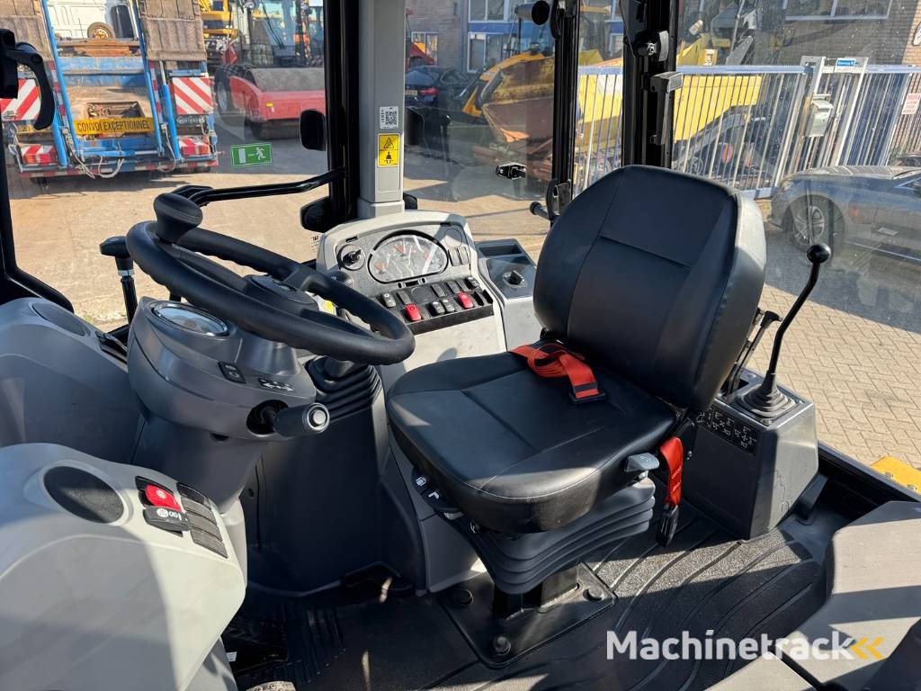 CAT 424 4X4 ( NEW UNUSED )