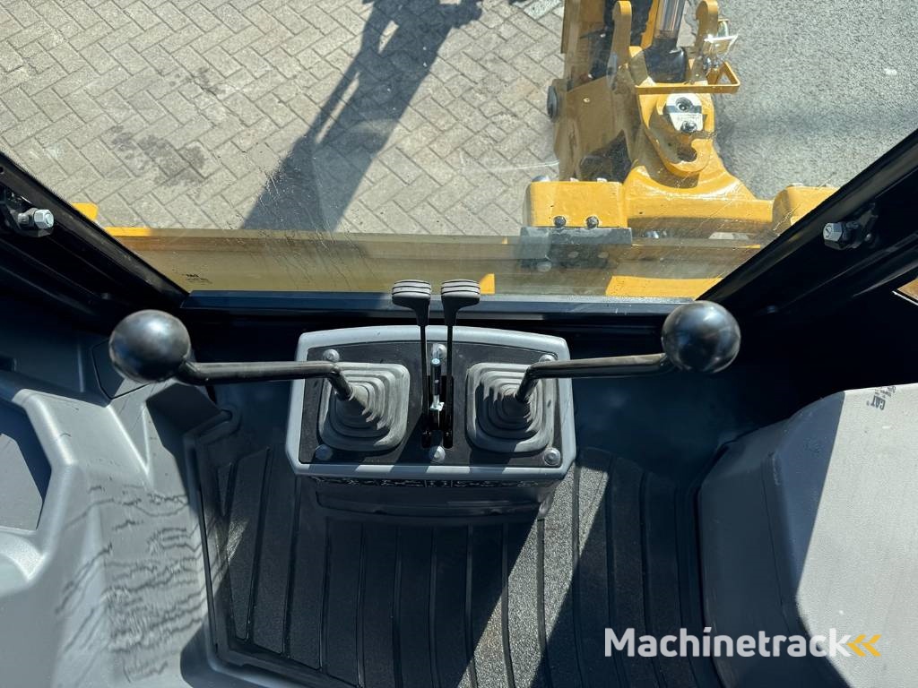 CAT 424 4X4 ( NEW UNUSED )