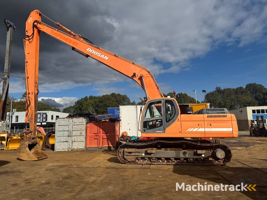 Doosan DX 300 LC ( 4.690 original hours 18M long reach )