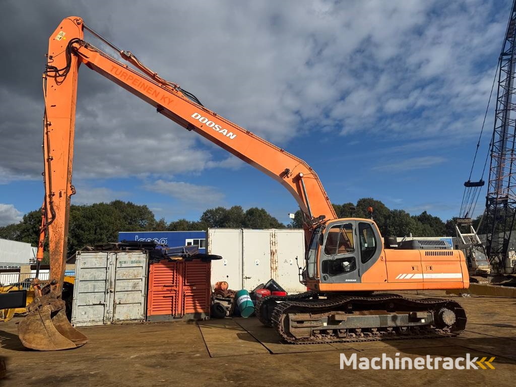 Doosan DX 300 LC ( 4.690 original hours 18M long reach )