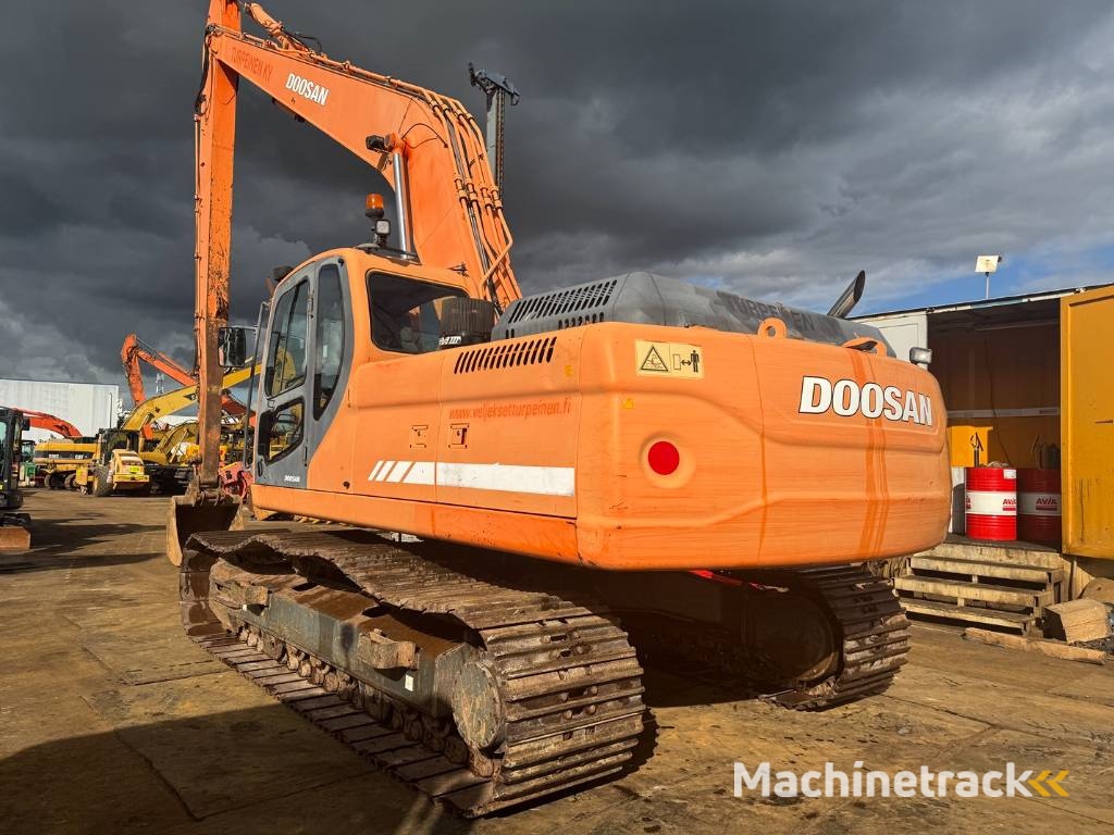 Doosan DX 300 LC ( 4.690 original hours 18M long reach )