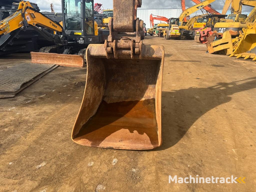 Doosan DX 300 LC ( 4.690 original hours 18M long reach )