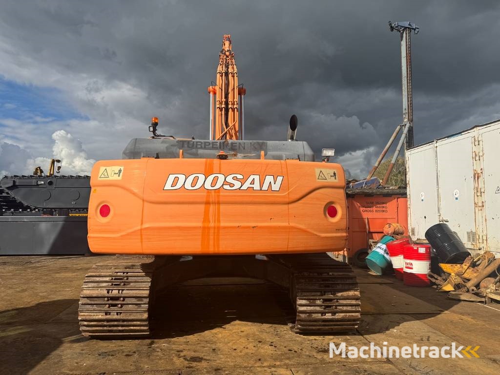 Doosan DX 300 LC ( 4.690 original hours 18M long reach )