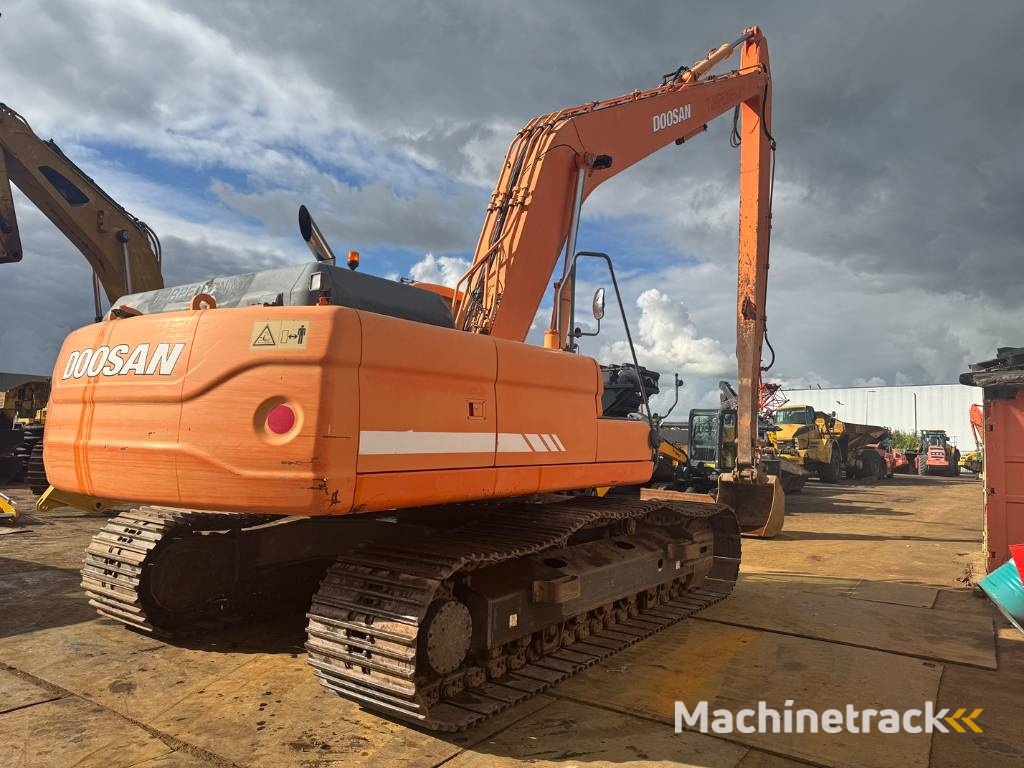 Doosan DX 300 LC ( 4.690 original hours 18M long reach )