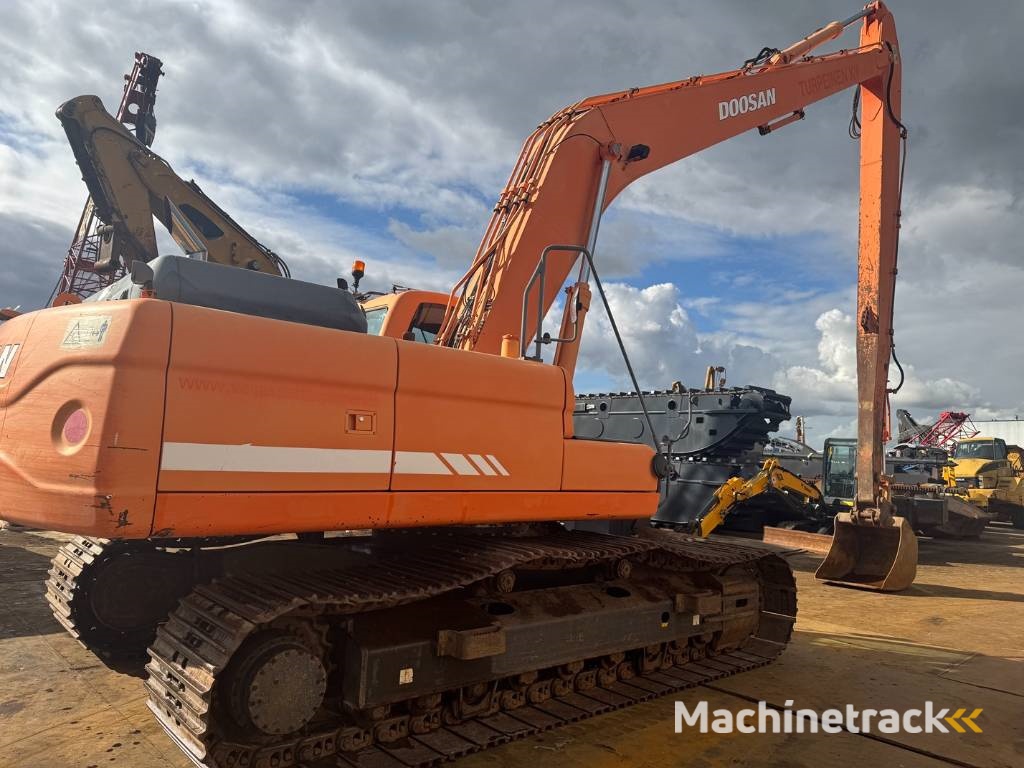 Doosan DX 300 LC ( 4.690 original hours 18M long reach )