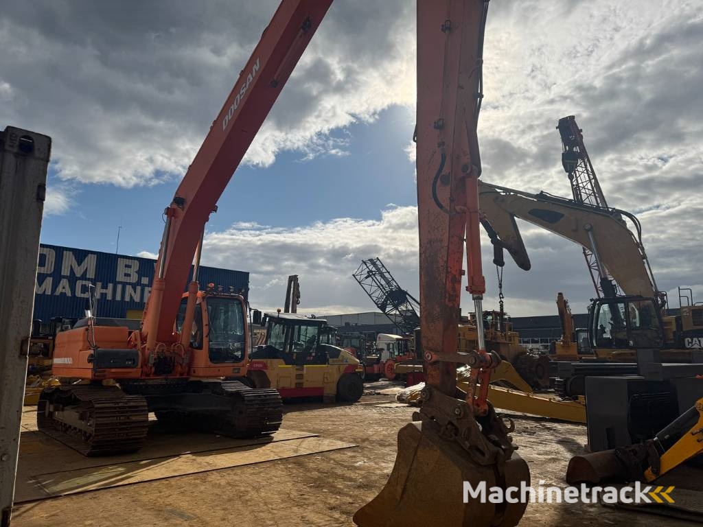 Doosan DX 300 LC ( 4.690 original hours 18M long reach )