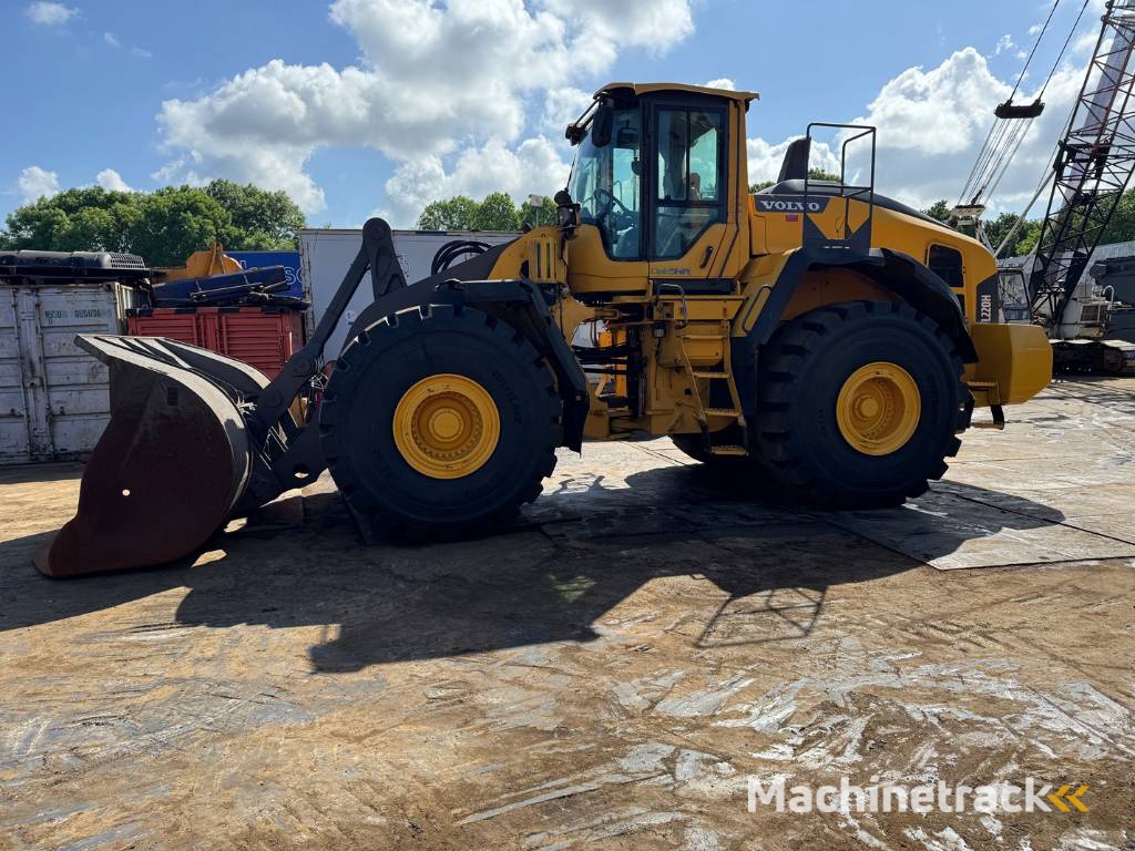 Volvo L 220 H ( WITH NEW TYRES )