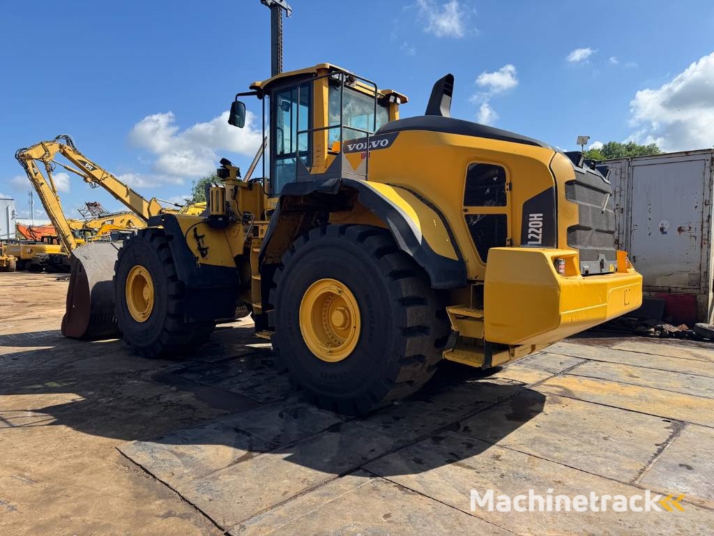 Volvo L 220 H ( WITH NEW TYRES )