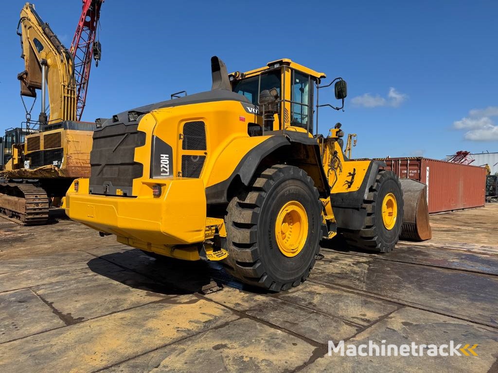 Volvo L 220 H ( WITH NEW TYRES )