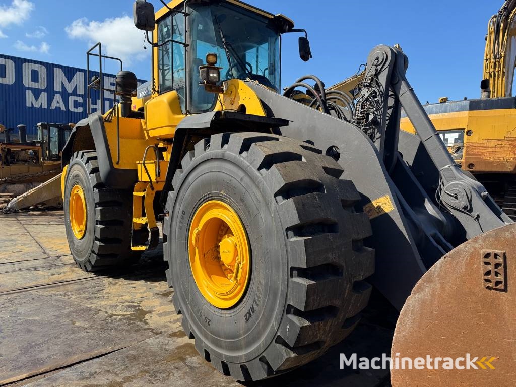 Volvo L 220 H ( WITH NEW TYRES )