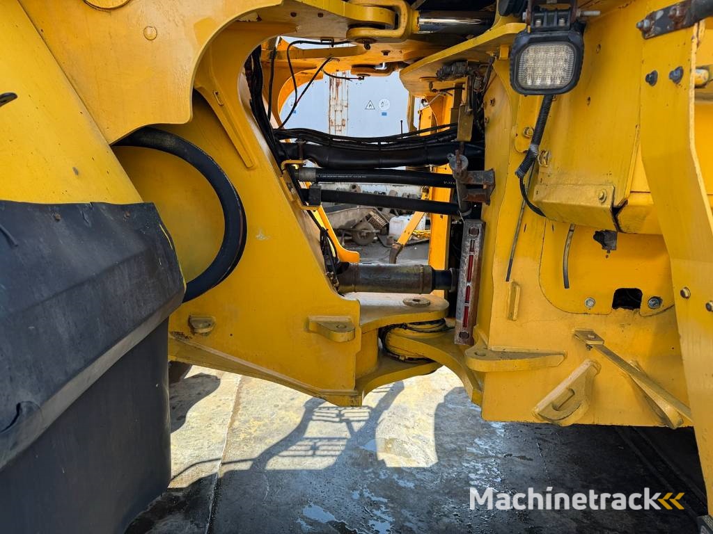 Volvo L 220 H ( WITH NEW TYRES )