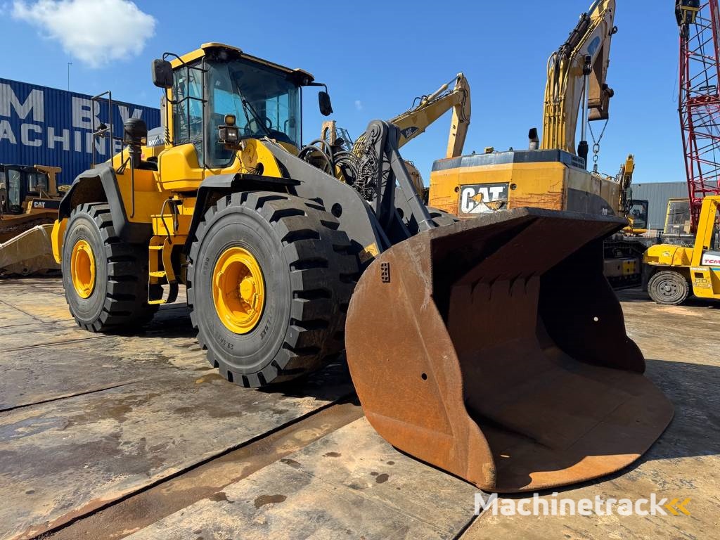 Volvo L 220 H ( WITH NEW TYRES )