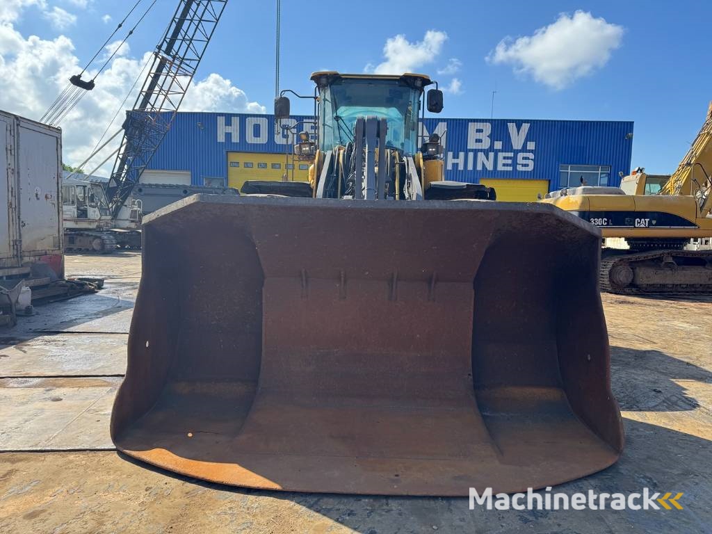 Volvo L 220 H ( WITH NEW TYRES )