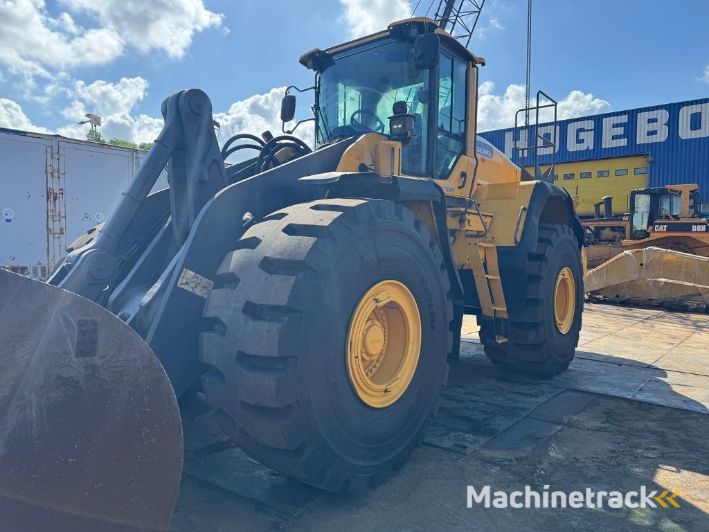 Volvo L 220 H ( WITH NEW TYRES )