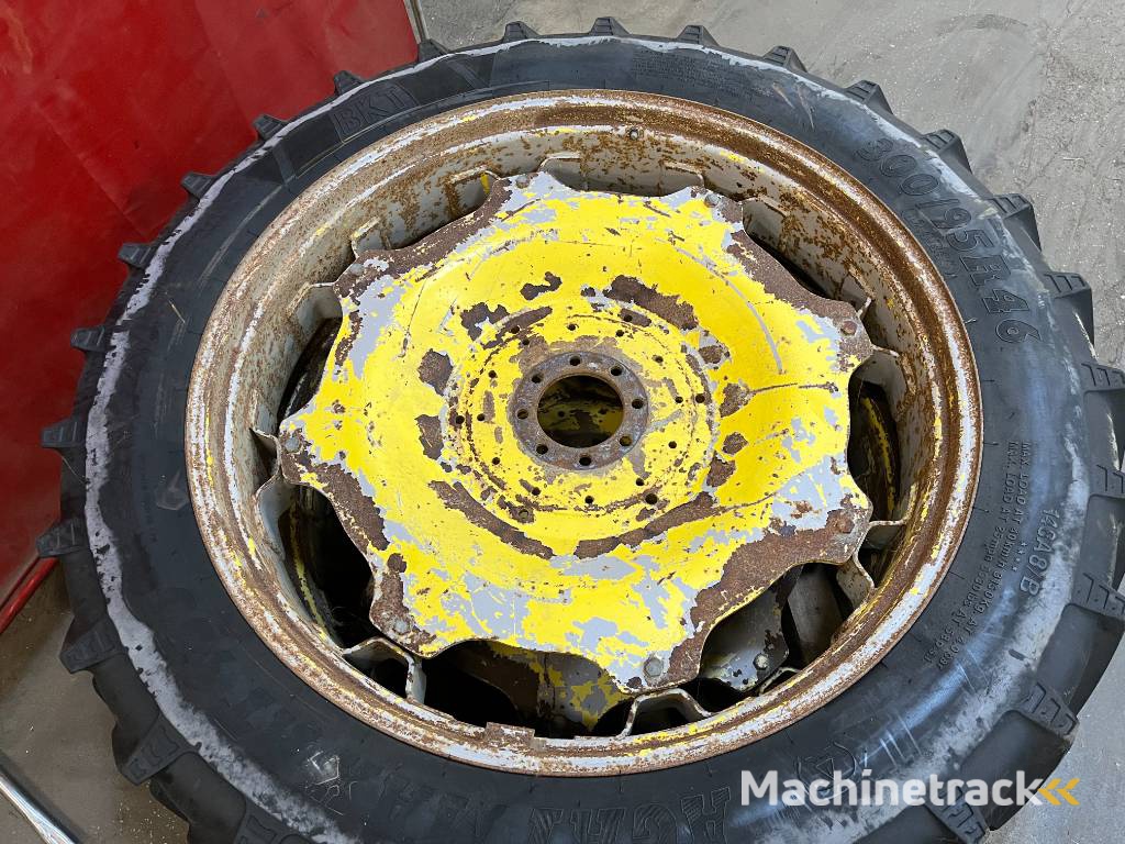 BKT 300/95R46 Agrimax RT955