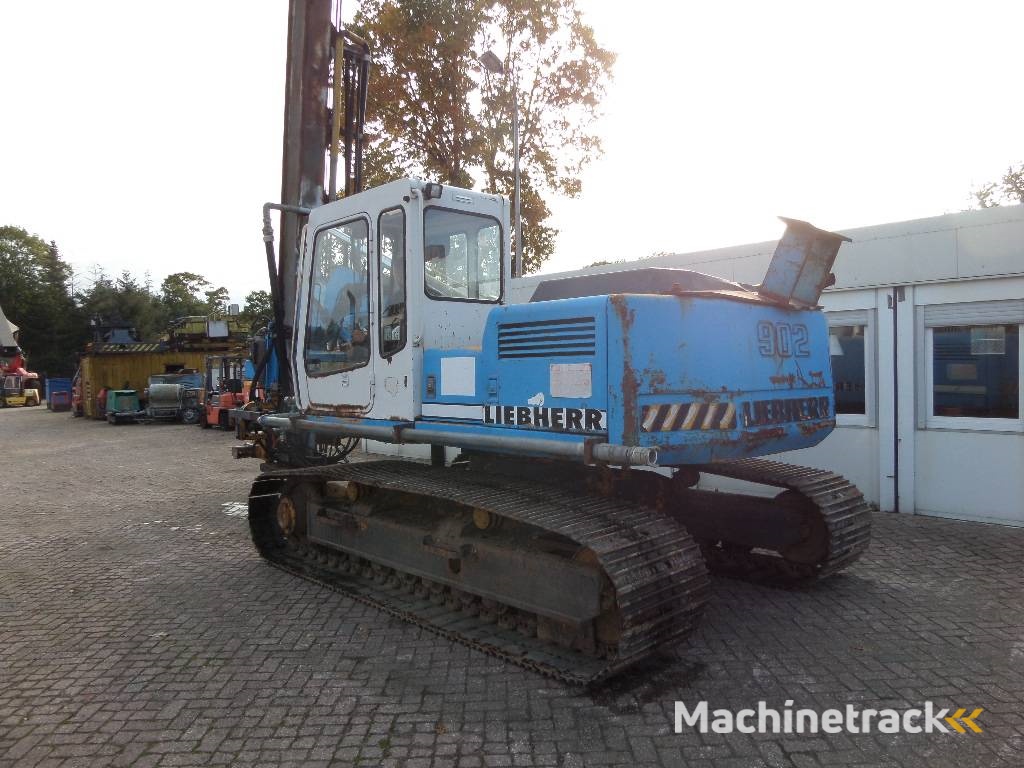 Liebherr R 902