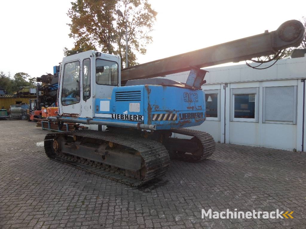 Liebherr R 902
