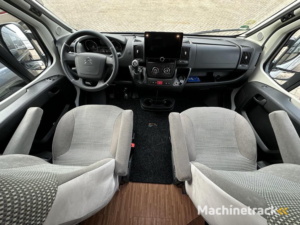 Pössl Buscamper 2 Win S Plus busbiker en zonnepanneel