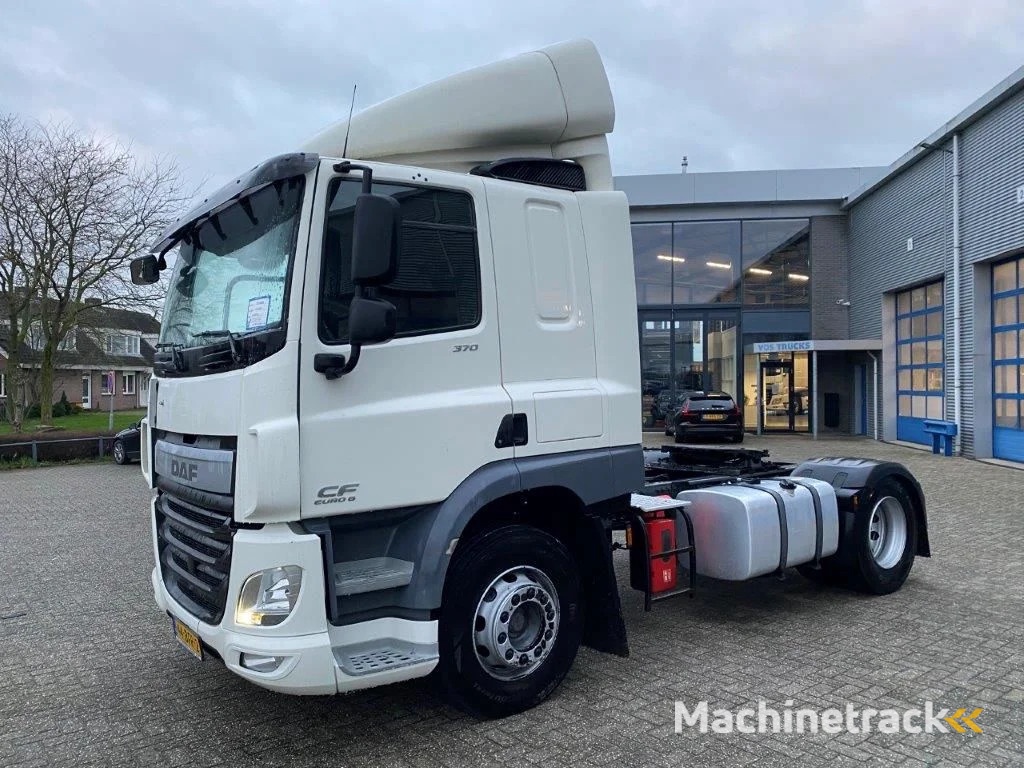 DAF CF370 / NICE CLEAN NL TRUCK / TYRES 80% / AUTOMATIC / EURO-6 / 2015
