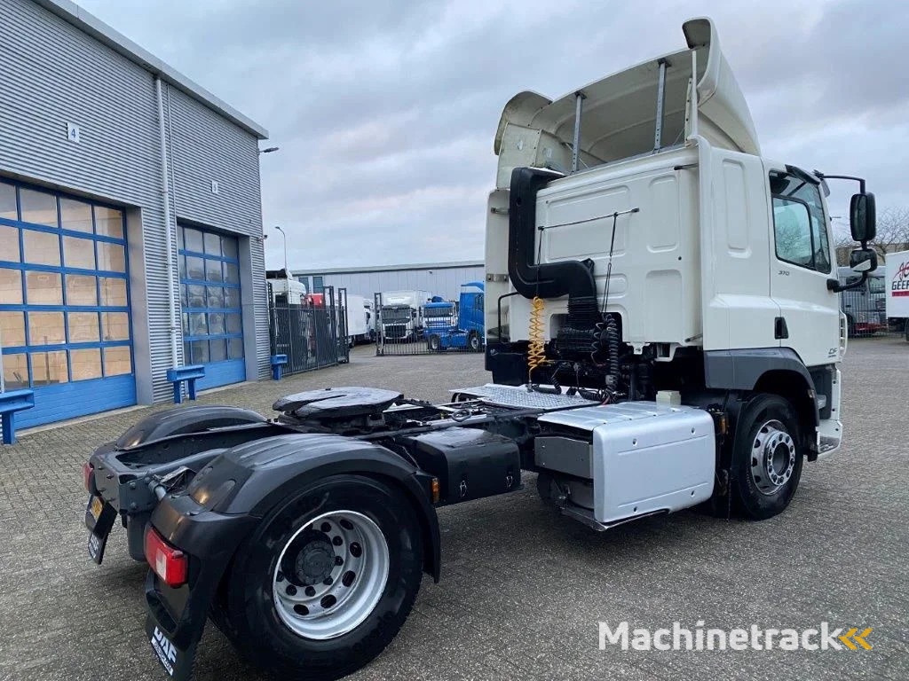 DAF CF370 / NICE CLEAN NL TRUCK / TYRES 80% / AUTOMATIC / EURO-6 / 2015