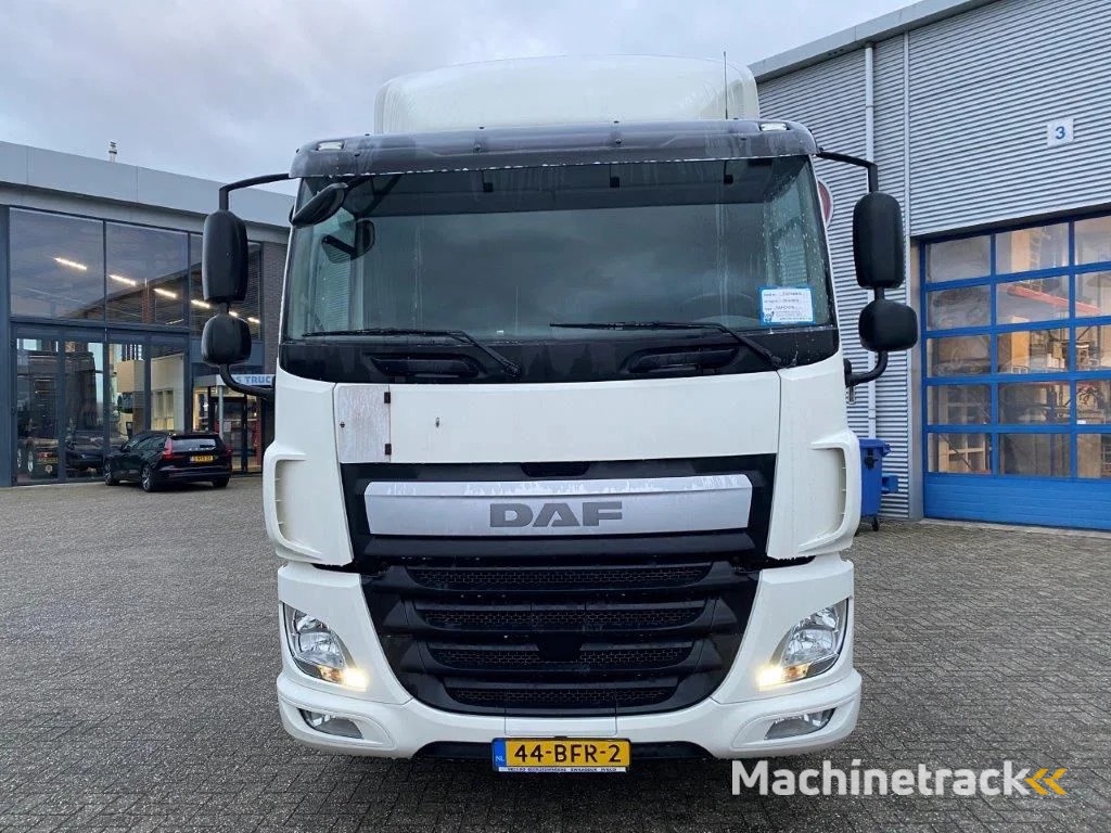 DAF CF370 / NICE CLEAN NL TRUCK / TYRES 80% / AUTOMATIC / EURO-6 / 2015
