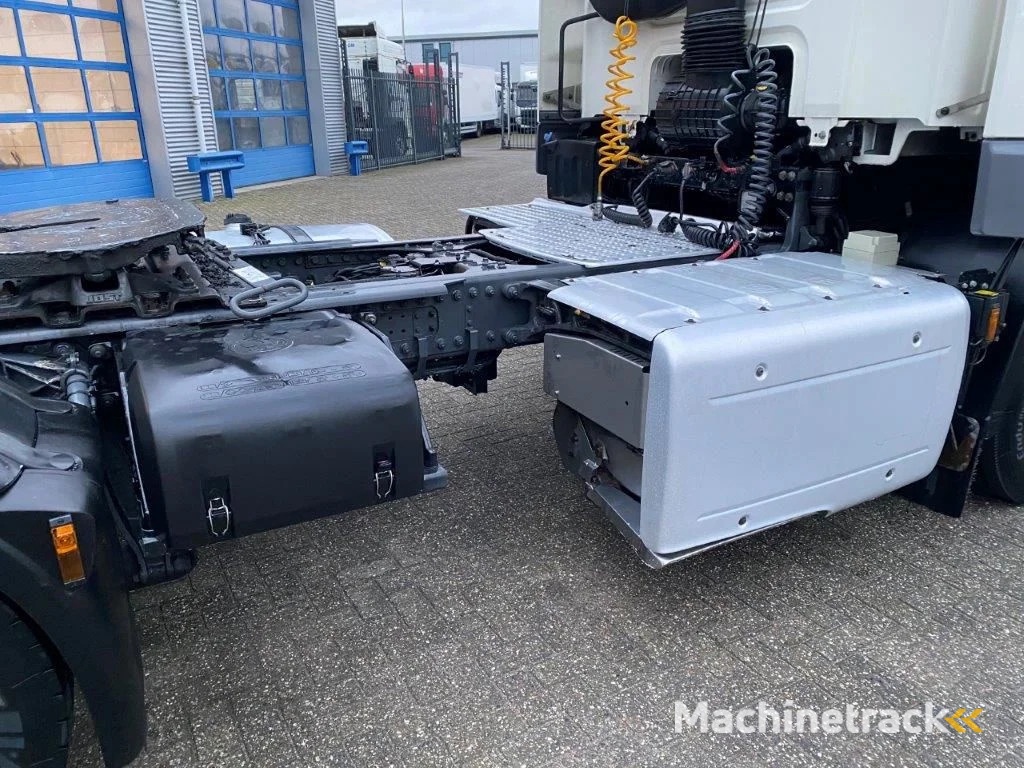 DAF CF370 / NICE CLEAN NL TRUCK / TYRES 80% / AUTOMATIC / EURO-6 / 2015