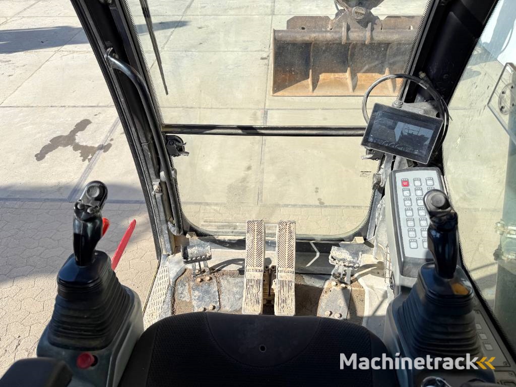 Liebherr R926NLC - Oilquick  Tilting Bucket  German Machine